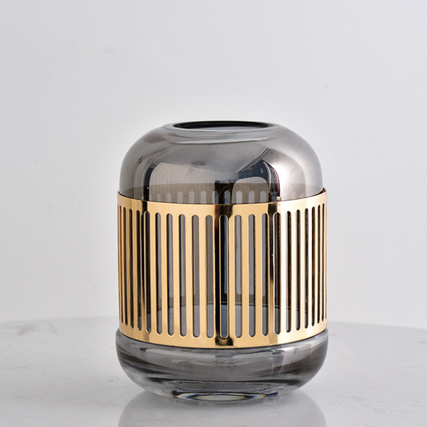 Industrielle Glasvase mit Metallelement.