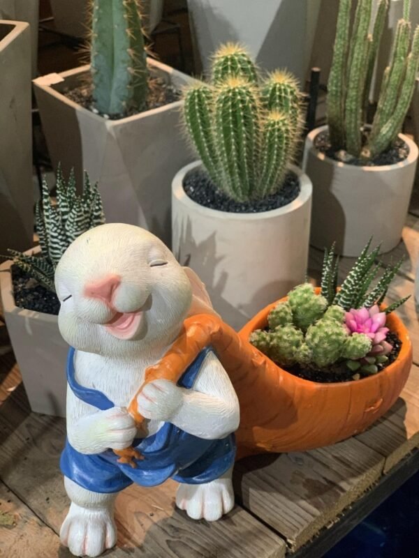 Verspielter weißer Hasenpflanzer