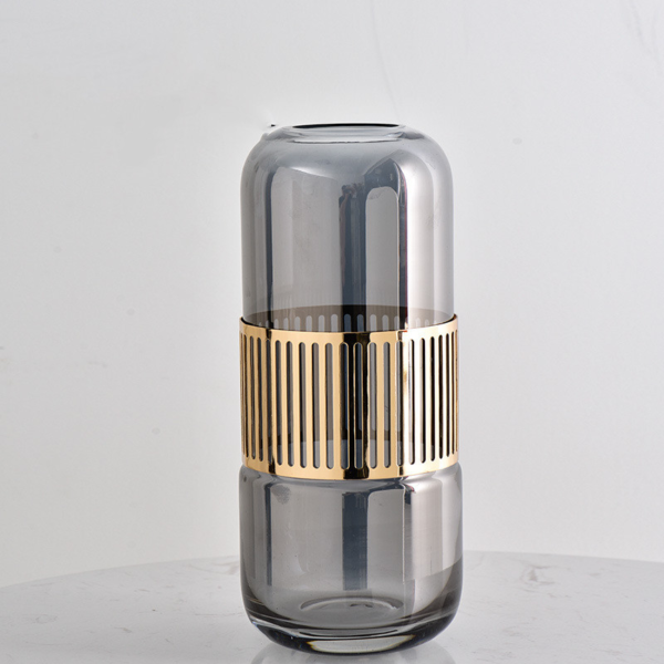 Industrielle Glasvase mit Metallelement.