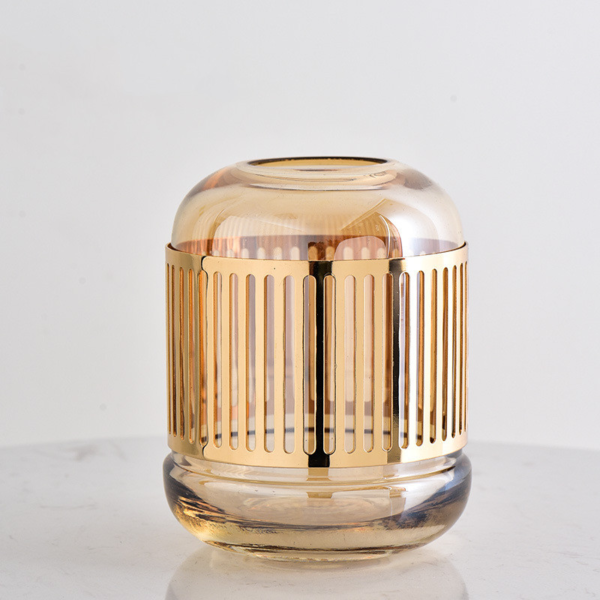 Industrielle Glasvase mit Metallelement.