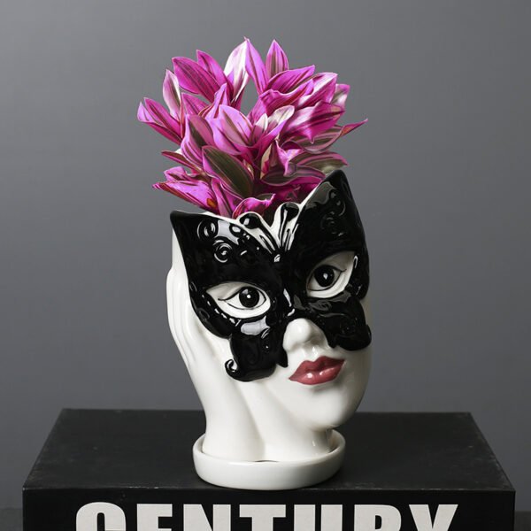Vase mit elegantem weiblichem Gesicht und Schmetterlingsmaske