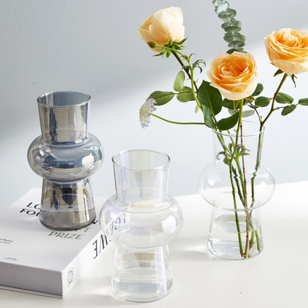 Moderne Glasvase mit elegantem Design.
