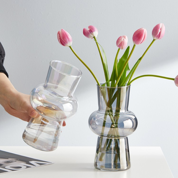 Moderne Glasvase mit elegantem Design.