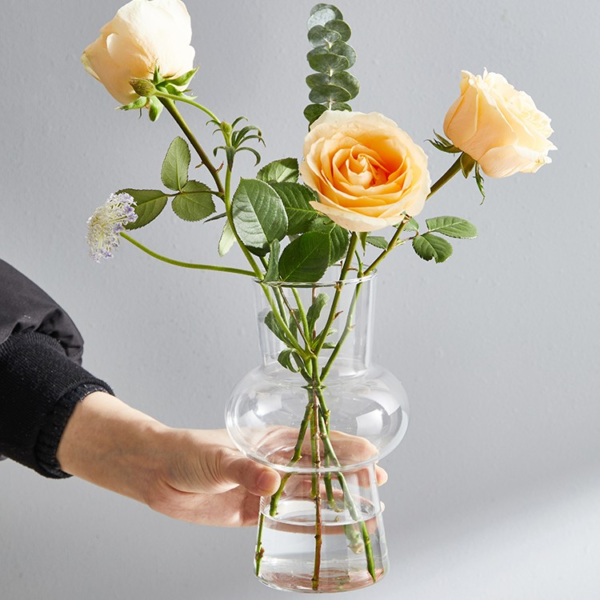 Moderne Glasvase mit elegantem Design.