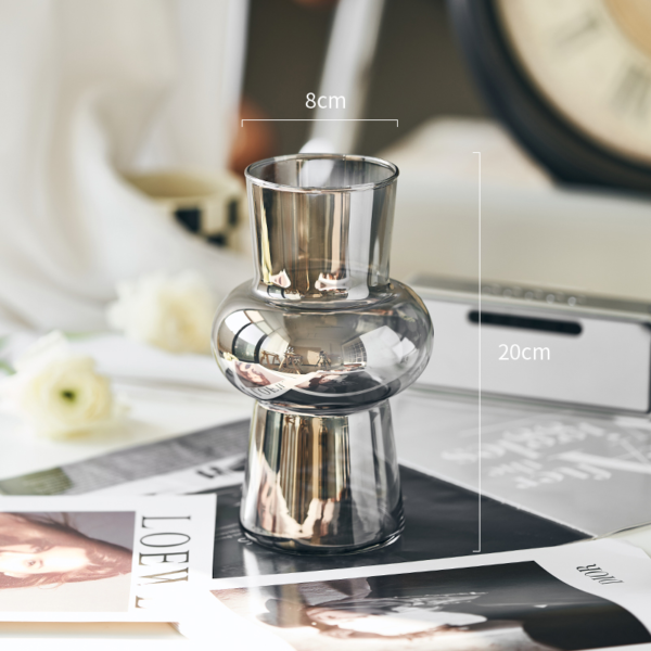 Moderne Glasvase mit elegantem Design.