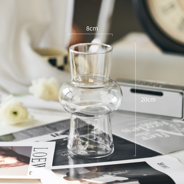 Moderne Glasvase mit elegantem Design.